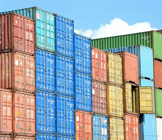 4월 ICT 수출 170억 8000만 달러 달성…25개월 만에 30%대 증가 blue red and yellow intermodal containers