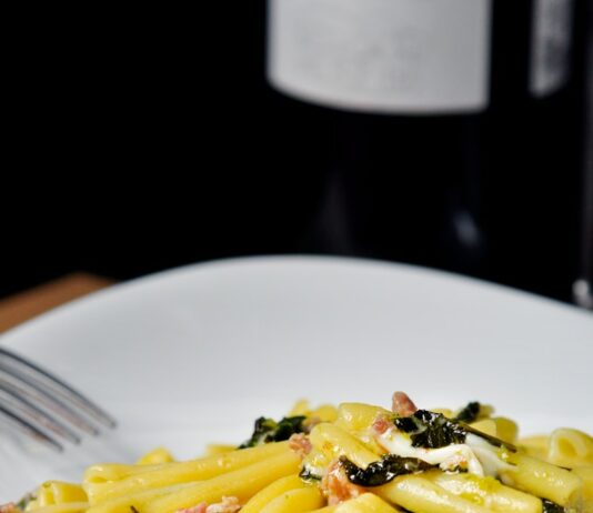 여름철 운동 후 영양 보충법 cooked pasta with greens