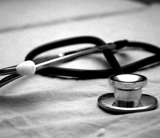 정부 “복귀 전공의, 전문의 자격 취득 영향 최소화되도록 조치” black and gray stethoscope