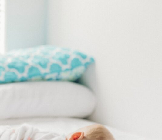 여름철 피부 건강 지키기: 운동 전후 스킨케어 photo of baby laying on bed