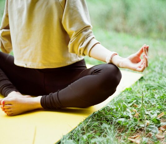 여름철 실내 운동 추천: 집에서 즐기는 운동 루틴 woman in brown long sleeve shirt and black pants sitting on white textile