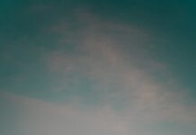 지속적인 두통의 원인과 해결책: 전문가의 조언 A person sitting on top of a large rock