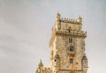 환경과 건강: 오염이 미치는 영향 brown concrete building near body of water during daytime