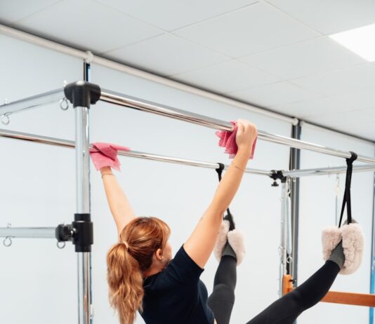 필라테스와 근력 운동 병행, 체력과 체형 모두 잡기 a woman in a black shirt doing aerial acrobatics
