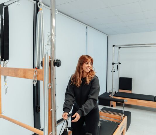 차가운 날씨 속 필라테스가 주는 심리적 안정감 a woman standing in a gym holding a bar