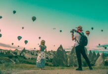 여행 계획 세우기 – 올해는 어디로 떠날까? man taking photo of hot air balloons