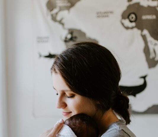 임신 전후 건강 관리: 산모와 태아의 건강을 지키는 방법 mother carrying baby