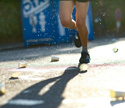 체력 향상을 위한 운동과 영양 밸런스 person standing on ground with lots of paper cups