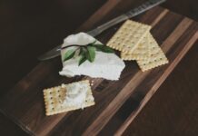 운동 성과를 높이는 피트니스 간식 biscuits on chopping board