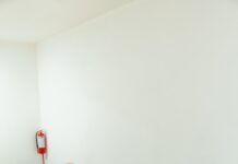 자세를 교정하는 필라테스로 올바르게 운동하기 a group of people doing yoga in a room