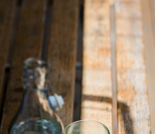 운동 성과를 높이는 운동 전후 수분 섭취 liquor in rock glass and bottle