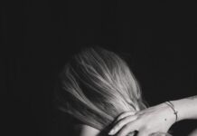 2030세대, ‘여드름도 장기전’…피부 트러블 관리도 과학적으로 woman in black tank top