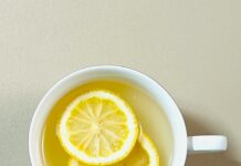 아침 공복에 마시는 따뜻한 레몬물, 진짜 효과는? A cup of tea with lemon slices in it