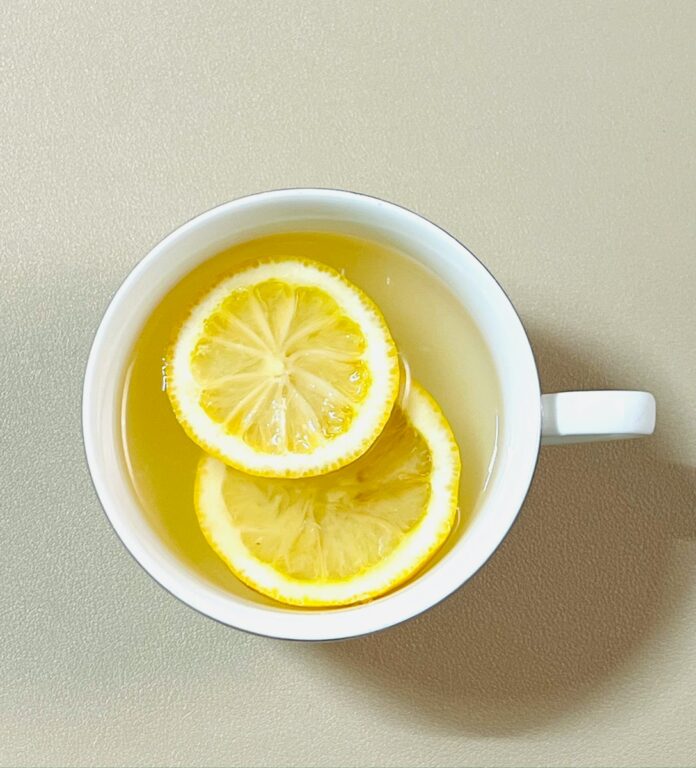 Photo by Uni verse A cup of tea with lemon slices in it