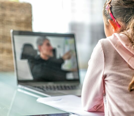 홈 스쿨링 폭증으로 인한 부모와 아이들의 고민 woman in pink long sleeve shirt sitting in front of macbook pro