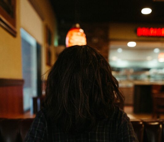 “밤마다 배가 고파요”… 단순한 식욕이 아니라 ‘호르몬 리듬’이 깨진 것일 수 있습니다 woman in black and white plaid long sleeve shirt eating fries