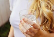 무더위 속 건강 지키기, 여름철 생활 관리법 a woman holding a glass of water in her hand