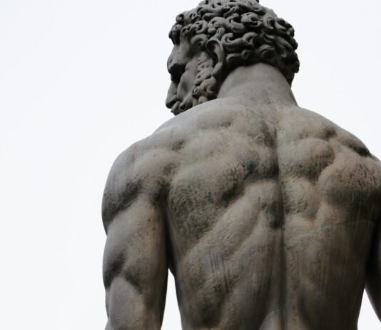 근육, 건강의 기초를 다지는 필수 요소 naked man statue
