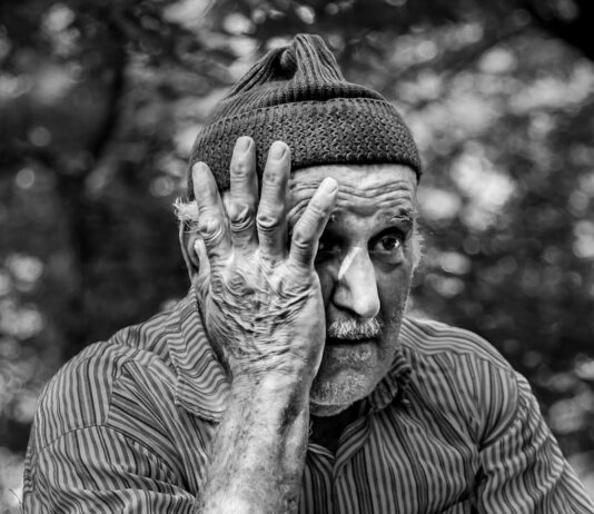 “꿈의 치매 신약” 레켐비, 5000만 원 약값에도 환자들 줄 서 man in pinstriped long-sleeved shirt putting hand on face