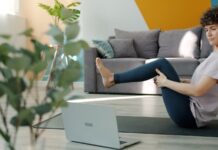 MZ세대부터 시니어까지…필라테스, 전 연령층 사로잡은 웰니스 운동 트렌드 Woman doing yoga in front of a laptop