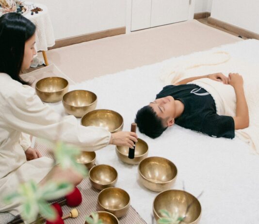 현대인의 선택, 몸과 마음을 위한 대체요법…과학과 전통의 만남 A couple of people that are laying on a bed