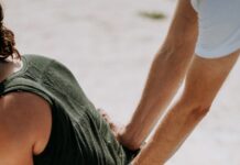 대체요법의 진화, 웰빙 트렌드 속 주목받는 건강 관리법 person pressing man back kneeling on blue towel