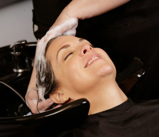 내 머릿결을 건강하게, ‘헤어 루틴’에 주목하는 실천법 A woman enjoys a hair wash at a salon.