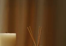 현대인의 건강관리, 대체요법이 일상 속으로… 똑똑하게 실천하는 방법은? a couple of candles sitting on top of a table