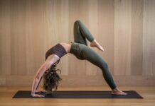 집에서도, 직장에서도…필라테스, 일상 속 건강 트렌드로 자리 잡다 a woman is doing a yoga pose on a mat