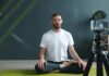 여성 건강, 작은 변화에서 시작…실생활 속 건강 루틴 주목 Man meditating on yoga mat recording with phone.