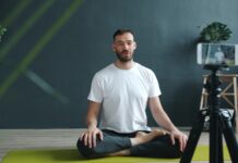 여성 건강, 작은 변화에서 시작…실생활 속 건강 루틴 주목 Man meditating on yoga mat recording with phone.