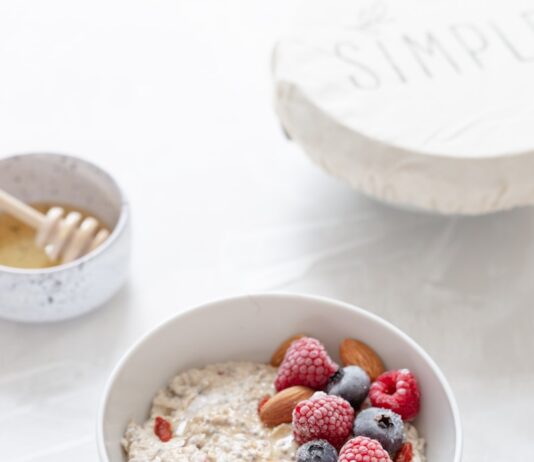 일과 건강의 균형 찾기, 직장인을 위한 생활 속 건강법 strawberries in white ceramic bowl