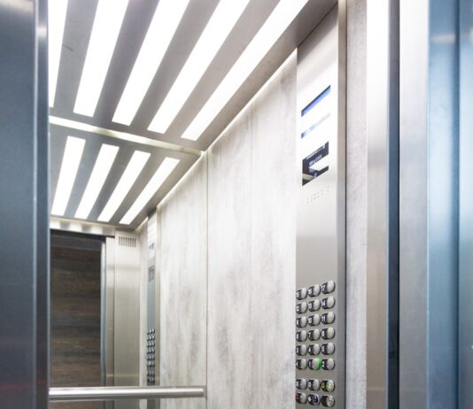 만성 피로감이 사라지지 않는 사람들의 ‘휴식 저항’ 메커니즘 white wooden door with black metal door lever