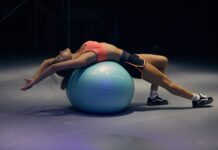척추 분절의 마법: 뻣뻣한 몸을 유연하게 만드는 ‘한 마디의 미학’ woman doing yoga on stability ball