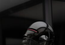 AI로 더 똑똑하게, 건강 관리의 새로운 일상 black and white robot illustration