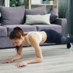 ‘마이크로워크아웃’ 열풍, 짧고 자주 움직이기가 건강한 일상 만든다 a woman is doing push ups on the floor