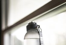 바쁜 직장인을 위한 건강관리, 일상에서 실천하는 작은 변화가 만든다 person holding gray and black tumbler