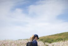 한국인 일상 속 ‘마음챙김 걷기’ 열풍… 작지만 확실한 건강 습관 만들기 woman walking between flower fields