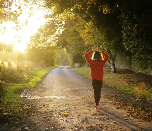 “일상 속 근육 건강, 작은 변화로 큰 힘을!” woman walking on pathway during daytime