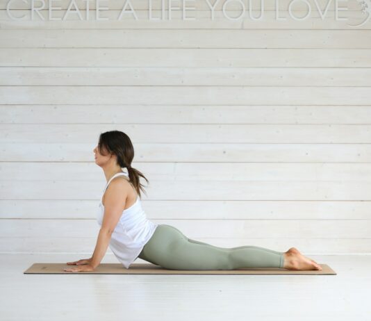 척추측만증과 필라테스: “휘어진 척추, 운동으로 펴질까?” 슈로스 공법과 필라테스의 만남 Woman doing cobra pose on yoga mat