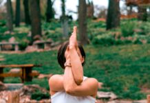 공복 운동의 진실: 지방 연소 vs 근손실, 당신의 몸 상태에 맞는 선택은? woman performing yoga