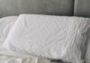 달라진 ‘수면 건강’ 트렌드… 내 몸에 맞는 수면 루틴 찾기가 중요 A rumpled white duvet and pillows on a bed.