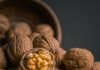 일상 속 뇌건강, 소소한 변화가 미래를 바꾼다 brown garlic on brown bowl