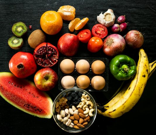 AI 건강 관리, 우리집 안방에서 시작하는 새로운 웰니스 루틴 yellow banana red apple and yellow banana fruit