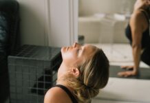 스트레스, ‘마음 방역’으로 다스린다…일상 속 실천 루틴 주목 a woman lying on the floor