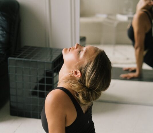 스트레스, ‘마음 방역’으로 다스린다…일상 속 실천 루틴 주목 a woman lying on the floor