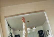 나를 돌보는 작은 습관, 여성 건강의 첫걸음 A woman does a yoga pose on a mat.