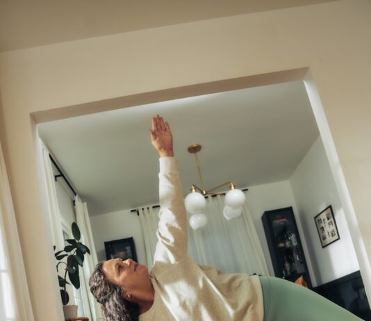 나를 돌보는 작은 습관, 여성 건강의 첫걸음 A woman does a yoga pose on a mat.