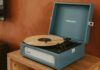 “디지털 디톡스가 일상 건강 지킨다…현대인을 위한 ‘스마트폰 잠시 멀리하기’ 실천법” A blue record player with a record on it.