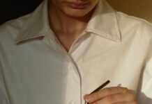 일상 속에서 꽃피는 웰니스 문화, 새로운 건강 트렌드와 실천법 person in white button up shirt holding clear drinking glass with green liquid